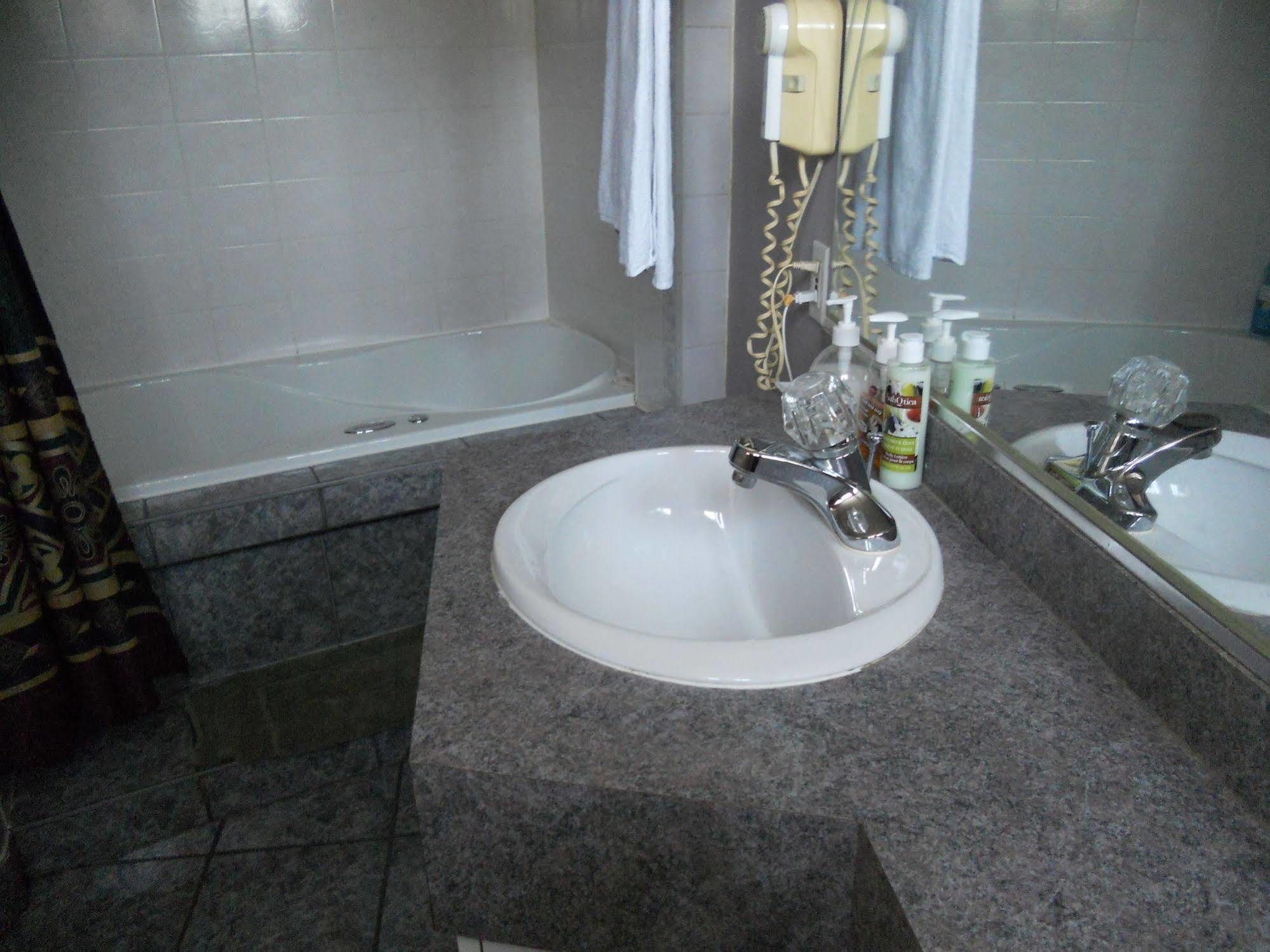 Motel Normandie Louiseville Экстерьер фото